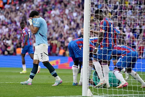 مرموش أضاع ركلة جزاء.. كريستال بالاس يتوج بكأس الاتحاد أمام مانشستر سيتي (فيديو)